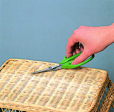 シャープクラフトソリ刃（330S-M）で素材を切るイメージ